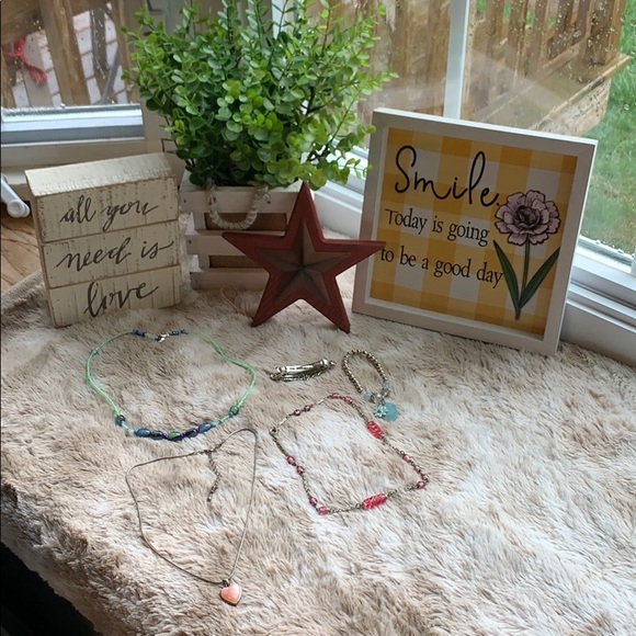 New Listing 5 Piece Girls Jewelry Bundle Preowned - Picture 1 of 6